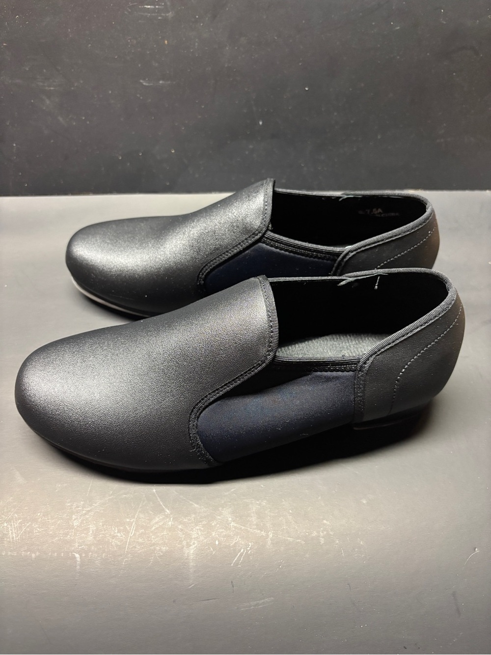 Linodes leather and elastic slip on unisex tap shoes. Womens 7.5